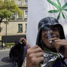 Un hombre fumando marihuana en una manifestación ante el Tribunal Supremo de México.-AFP / ALFREDO ESTRELLA