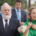 El comisario europeo, Arias Cañete, acompañado de su esposa, Micaela Domecq.-
