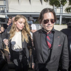 El actor Johnny Depp y su esposa, la también actriz Amber Heard, a su llegada al tribunal australiano, en Southport, hoy.-GLENN HUNT / EFE