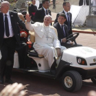 El papa Francisco saluda a miles de católicos tras una misa ante cientos de personas en el estadio Venustiano Carranza de Morelia.-Ulises Ruiz Basurto / EFE / ULISES RUIZ BASURTO