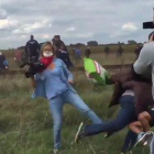 Fotograma en el que se puede ver a la reportera zancadilleando a un refugiado con un niño en brazos.-EL PERIÓDICO