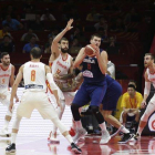 La estrella serbia Nikola Jokic (c) intenta manejar el balón ante la oposición de la defensa española.-X01757