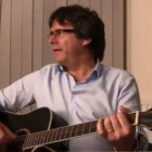 Carles Puigdemont canta ’Take me home, country roads’.-INSTAGRAM