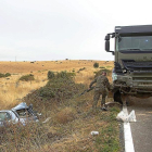 A la izquierda, el turismo que chocó contra un camión del Ejército en una carretera de Salamanca.-- ICAL