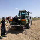 Tres bomberos durante la actuación en el accidente laboral en la granja La Ballana.-HDS