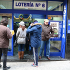 Los despachos de lotería tuvieron público hasta última hora.-Álvaro Martínez