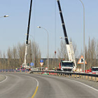 Dos grúas en el puente del Duero en la variante de Almazán depositaban placas de hormigón para el firme de la A-15 a su paso por esta zona. / VALENTÍN GUISANDE-