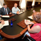 Un momento de la firma del convenio con los grupos de acción local en la Diputación-A. Martínez