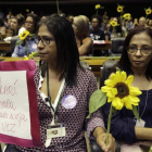 Varias mujeres participan en un homenaje a la concejala brasileña Marielle Franco, en la Cámara de Diputados, en Brasilia, el 15 de marzo.-/ EFE / JOEDSON ALVES