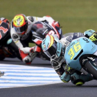 Joan Mir (Honda), liderando un grupito de pilotos en los últimos ensayos del GP de Australia.-AP / ANDY BROWNBILL