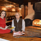 Olga y su padre, José Camarero, con un plato de carne estofada y el lechazo con IGP, junto al horno de asar del restaurante.-ARGICOMUNICACIÓN