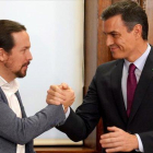 Los líderes de PSOE y Podemos, Pedro Sánchez y Pablo Iglesias, al firmar su pacto en el Congreso-JOSÉ LUIS ROCA