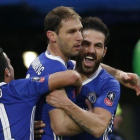 Ivanovic, abrazado por Pedro y Cesc Fàbregas tras marcar su último gol con el Chelsea, el pasado sábado en la Copa.-EDDIE KEOGH