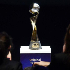 Imagen del trofeo del Mundial femenino de Francia.-EL PERIÓDICO