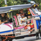 Marc Márquez, conduciendo hoy en típico taxi por las calles de Bangkok.-MOTOGP.COM / DIEGO SPERANI