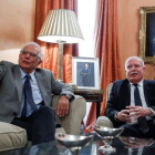 Josep Borrell con el ministro de Exteriores palestino Riad Malki.-EMILIO NARANJO (EFE)