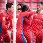 Los jugadores del Numancia se abrazan tras el primer gol obra de Tamayo ante el Covadonga. GONZALO MONTESEGURO