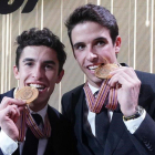 Marc y Àlex Márquez muestran las medallas de campeones del mundo de MotoGP y Moto2, en la fiesta de fin de Mundial de ayer en Valencia.-ALEJANDRO CERESUELA