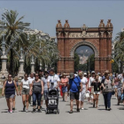 Turistas en el paseo de Lluís Companys de Barcelona.-JULIO CARBÓ