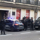 Policía en la sede del PSOE tras la irrupción de miembros de Hogar Social en Madrid.-HOGAR SOCIAL MADRID