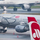 Avión de la aerolínea Niki en el aeropuerto de Düsseldorf.-MARCEL KUSCH