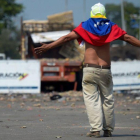 Protestantes venezolanos se enfrentan a la Guardia Nacional Bolivariana en la frontera con Colombia.-AFP