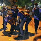 Un grupo de personas traslada a un herido en Dacca, anoche.-AP