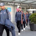 Jugadores del Albacete saliendo del hotel de Huesca-JAVIER BLASCO / EFE