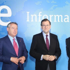 Mariano Rajoy, entre José Antonio Sánchez, presidente de RTVE, y José Antonio Sánchez Gundín, director de los Servicios Informativos de TVE.-EL PERIÓDICO