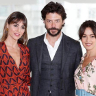 Los actores Irene Arcos, Álvaro Morte y Verónica Sanchez, en la presentación en Cannes de la serie de Movistar+ El embarcadero.-EL PERIÓDICO