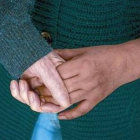 Un anciano con alzhéimer coge la mano de la persona que lo asiste.-Foto:   ARCHIVO / FERRAN NADEU