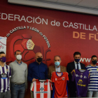 Algunos de los participantes con todas las camisetas de los equipos de Castilla y León en + QUE GOLES. FCYLF