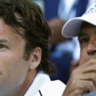 Carlos Moyà, junto a Toni Nadal, en la grada del Rod Laver Arena en Melbourne.-REUTERS / ISSEI KATO