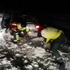 La Guardia Civil ayuda a un vehículo en Oncala en una imagen de archivo de una nevada anterior. HDS