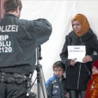 Inmigrantes registrados por la policía a su llegada a la ciudad alemana de Freilassig.-REUTERS / DOMINIC EBENBICHLER