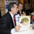 Anselmo García, de Soriactiva, muestra la revista en presencia de Ángel Mayor, presidente de Asohtur. /  VALENTÍN GUISANDE-