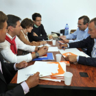 Reunión ayer en la sede de C’s de los representantes del PP con los de la formación naranja.-VALENTÍN GUISANDE