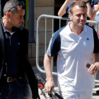 Macron, con una raqueta de tenis, sale de su casa, en Le Touquet, para ir a jugar un partido, el 17 de junio.-REUTERS / PHILIPPE WOJAZER
