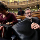 Rajoy y Sáenz de Santamaría, en el Congreso, ayer.-JUAN MANUEL PRATS
