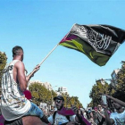 Un joven exhibe una bandera de Al Qaeda en una manifestación en Barcelona, en julio.-FACEBOOK