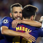 Jordi Alba es felicitado por Messi después de que le diera una asistencia de gol.-EFE / TONI ALBIR
