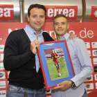 Ripa estuvo acompañado por Palacios en su despedida como jugador numantino y el club le entregó un cuadro con su imagen como recuerdo.-Valentín Guisande