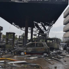 Vehículos calcinados tras la fuerte explosión de una gasolinera en Accra, Ghana.-Foto: EFE/ STR