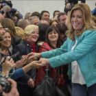 La presidenta andaluza, Susana Díaz, celebra su victoria en las elecciones autonómicas de 2015 luciendo la chupa turquesa.-JULIO MUÑOZ