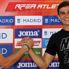Husillos (izquierda) y Hortelano chocan manos en la presentación del mitin de Madrid-JJ GUILLEN