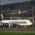 Un avión de Singapore Airlines, estacionado en el aeropuerto de Zurich.-STEFFEN SCHMIDT (AP)