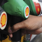Un hombre se dispone a repostar gasolina en una estación de servicio de Shell en Londres, Reino Unido-ANDY RAIN