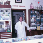 Antonio del Barrio, en su farmacia ante su colección de utensilios, en una foto tomada hace 10 años.-