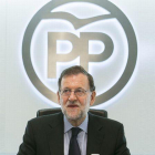 El PP pide al PSOE que deje gobernar a Rajoy.-EL PERIÓDICO