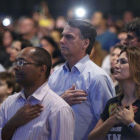 El presidente electo de Brasil  Jair Bolsonaro  y su esposa Michelle Bolsonaro  mientras participan en un culto evangelico.-FERNANDO FRAZAO (EFE)